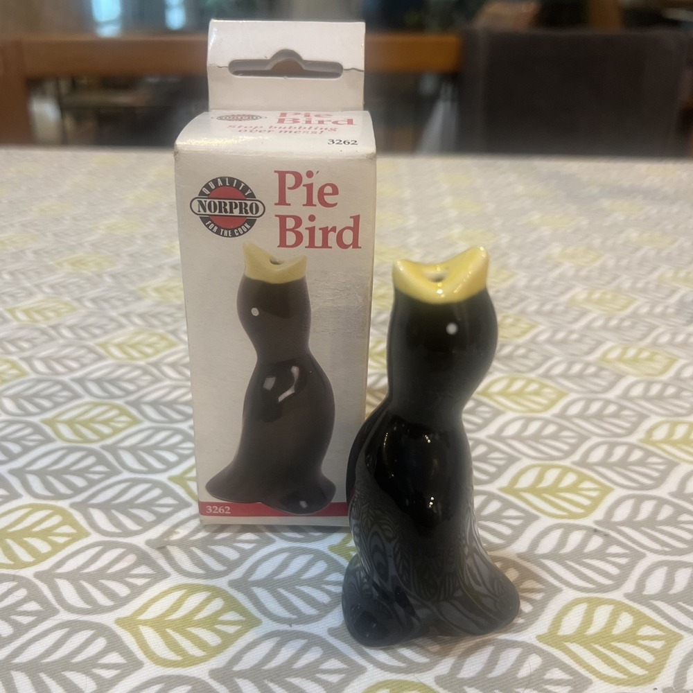 VINTAGE NORPRO THE PIE BIRD W/ ORIGINAL BOX CERAMIC BLACK YELLOW PIE STEAM VENT